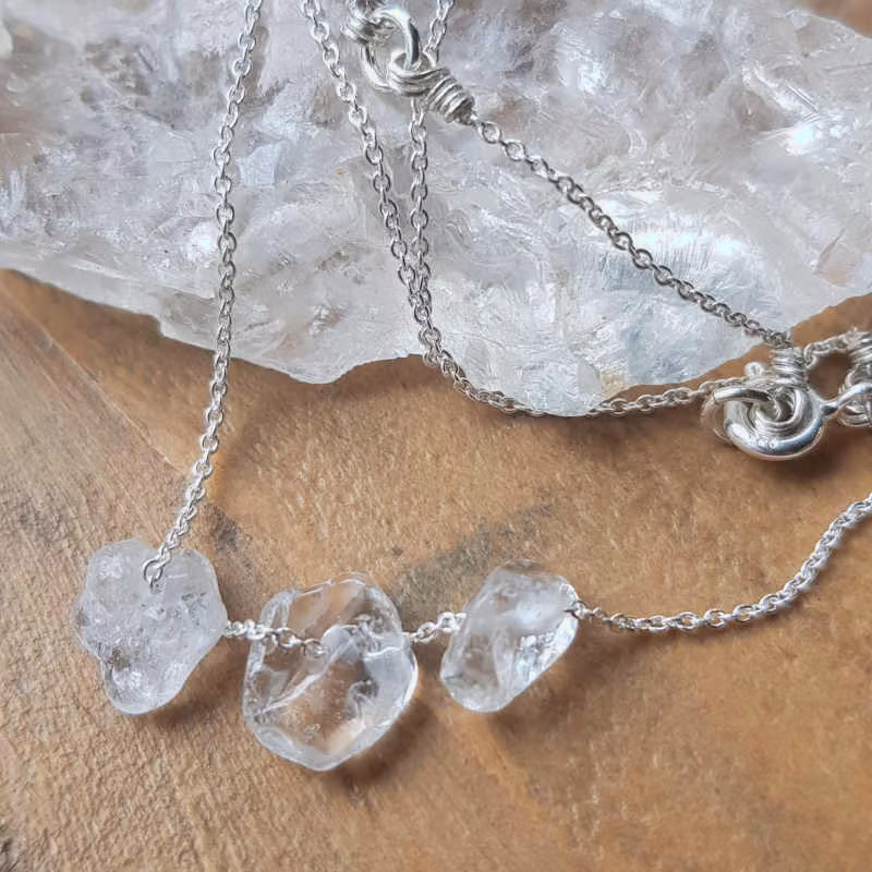 Silverhalsband månadssten april, bergkristall.