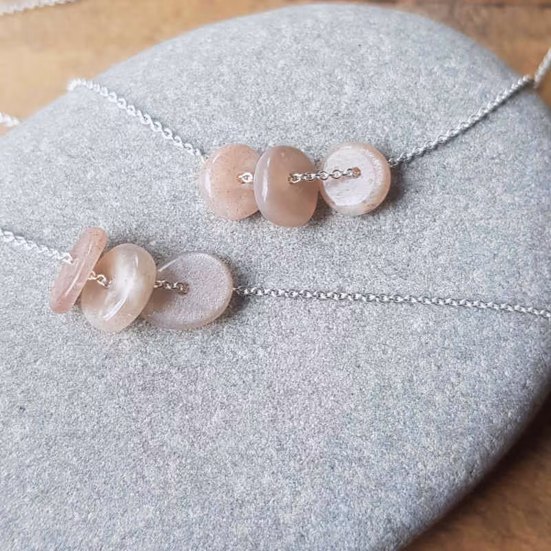 Två exempel på silverhalsband med månsten, månadssten för juni. Stenarna skiftar naturligt i nyans, form & uttryck.