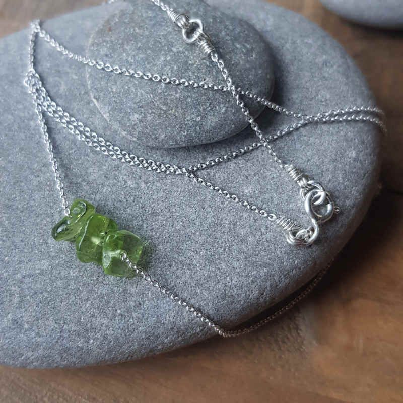 Silverhalsband månadssten augusti, peridot.