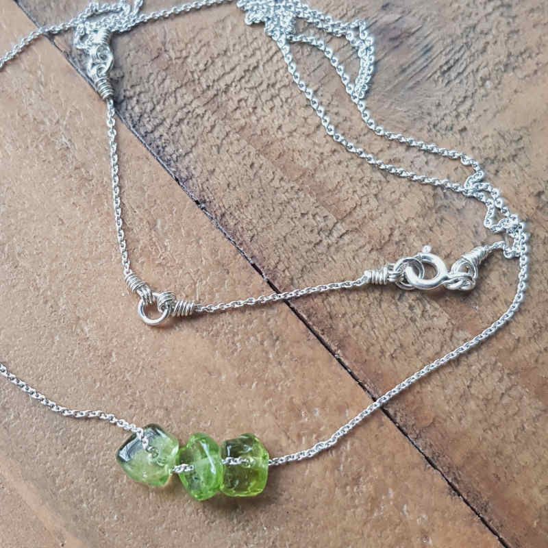 Silverhalsband månadssten augusti peridot.