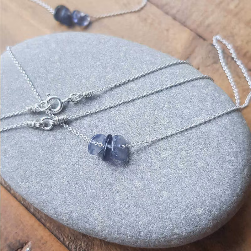 Silverhalsband månadsstens september iloit.