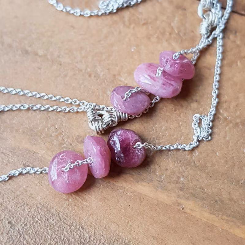 Två exempel på silverhalsband med turmalin, månadssten för oktober. Stenarna varierar naturligt i nyans, form & uttryck.