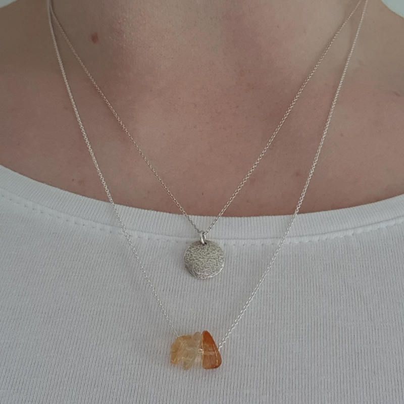 Månadshalsband november tillsammans med silverhalsband La Luna grace på person