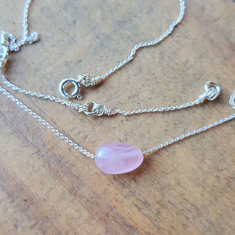 Silverhalsband Tiny pebbles rosenkvarts ljusrosa nyanser
