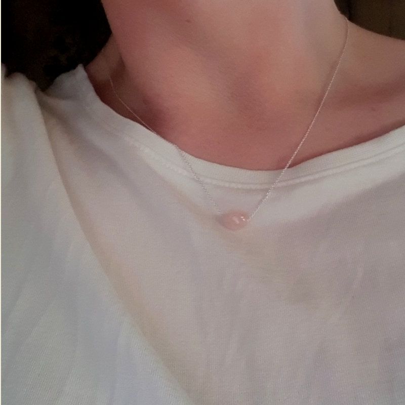 Silverhalsband Tiny pebbles rosenkvarts ljusrosa skiftande nyanser på person