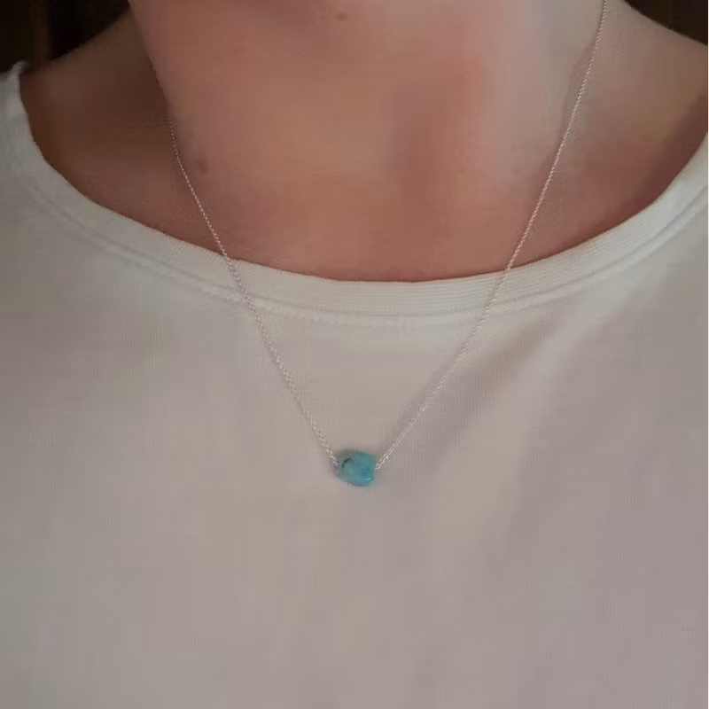 Silverhalsband Tiny pebbles Larimar på person