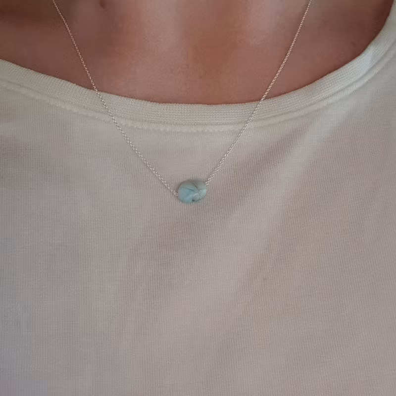 Silverhalsband Tiny pebbles Larimar på person