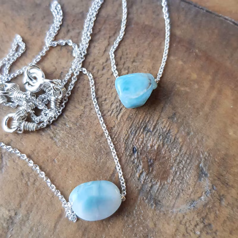 Silverhalsband Tiny pebbles Larimar, varje sten har sitt eget unika uttryck & skiftar vackert i turkosa nyanser.