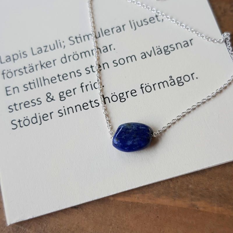 På baksidan av det lilla kortet i smyckeasken finns stenens egenskaper beskrivna