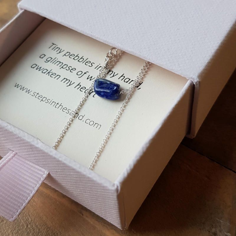 Varje silverhalsband skickas i vacker smyckeask