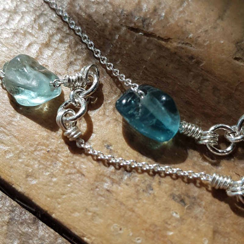 Silverarmband Tiny pebbles ljus apatit, detaljbild stenar