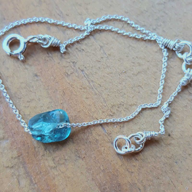 Silverarmband Tiny pebbles ljus apatit turkos/blå