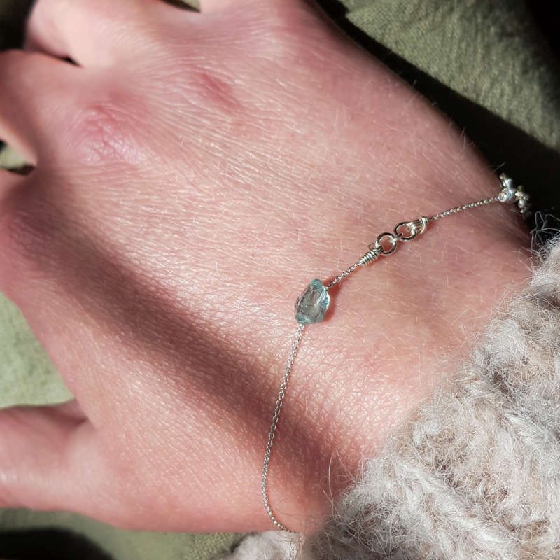 Silverarmband Tiny pebbles ljus apatit, ljus turkos på handled.