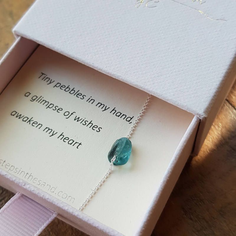 Silverarmband Tiny pebbles ljus apatit i smyckeask.