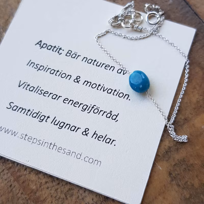 Silverarmband Tiny pebbles mörk apatit på kort med stenens egenskaper.