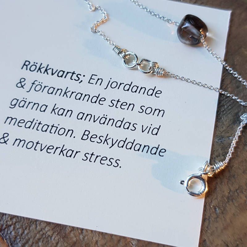 På baksidan av det lilla kortet i smyckeasken finns kristallens egenskaper beskrivna.