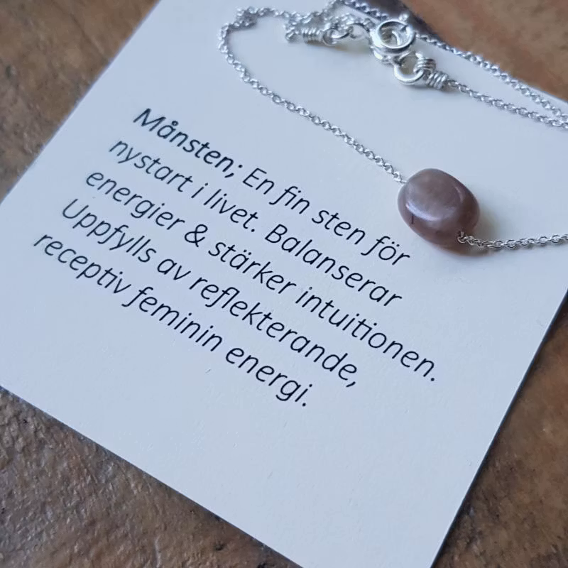 Kristallens egenskaper står beskrivna på baksidan av det lilla kortet i smyckeasken.