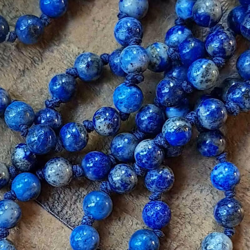 Skapat av 6mm pärlor av lapis lazuli i böljande blå nyanser