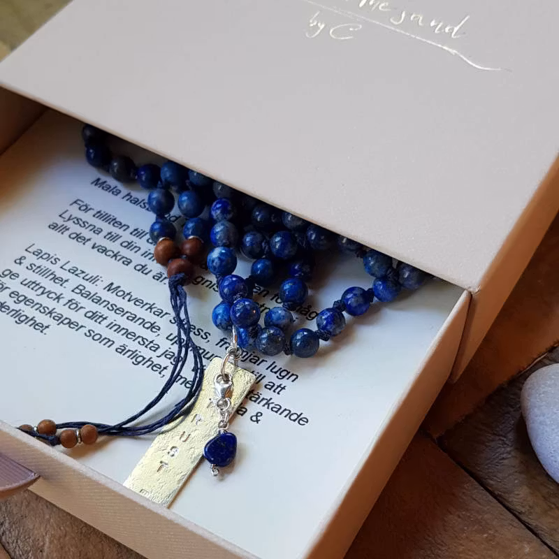 Mala halsbandet skickas i vacker smyckeask med ett tillhörande kort där stenens egenskaper står beskrivna