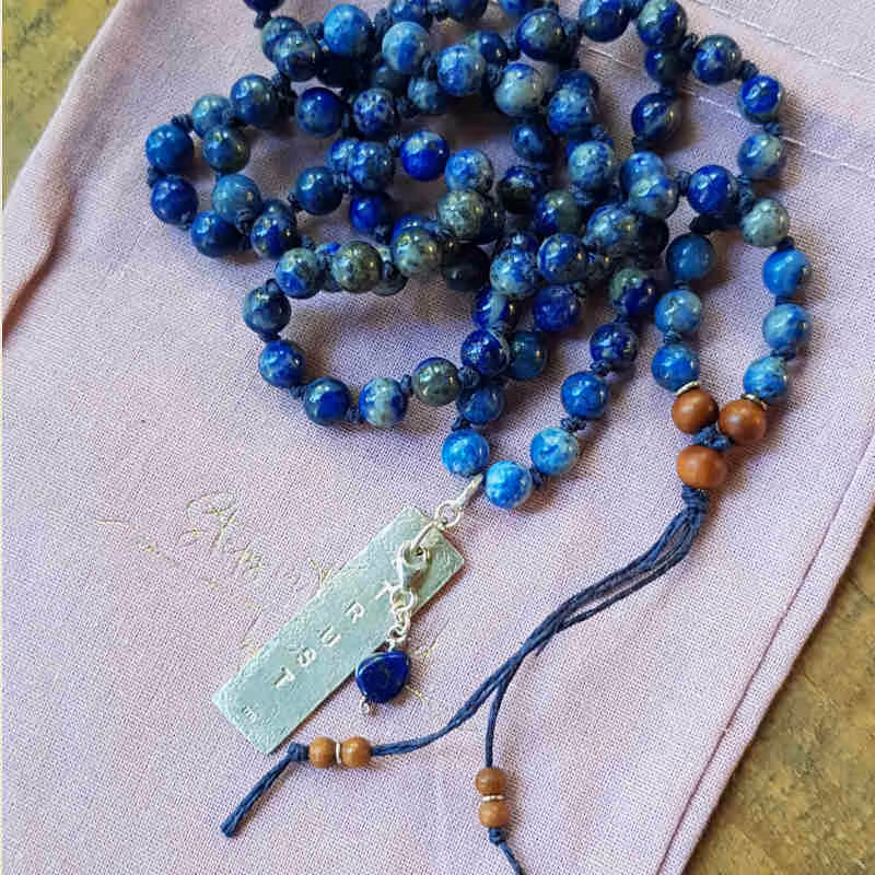 En fin travellersbag i ljusrosa eco- bomull ingår.