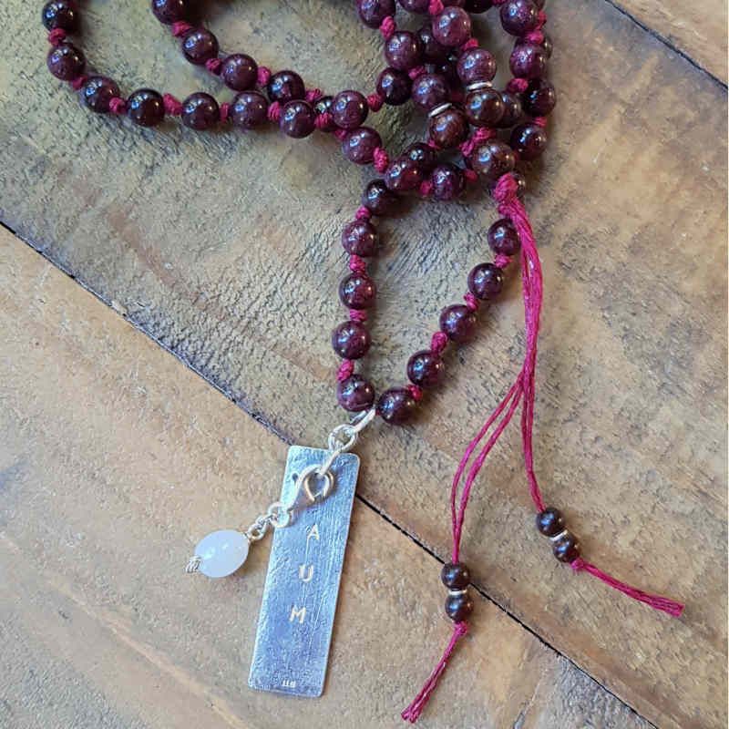 Mala halsband granat med silverberlock AUM