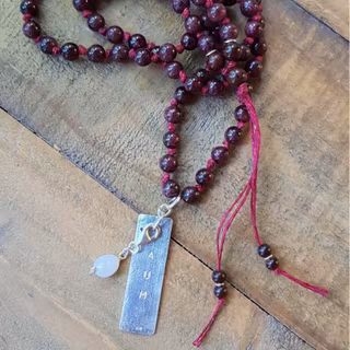 Mala halsband granat AUM