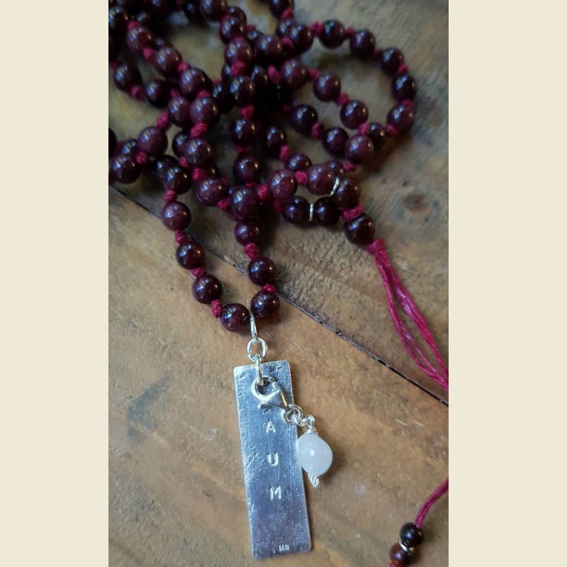Mala halsband granat med silverberlock AUM