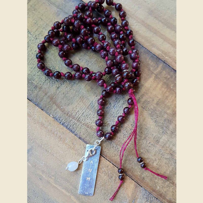 Mala halsband med silverberlock AUM