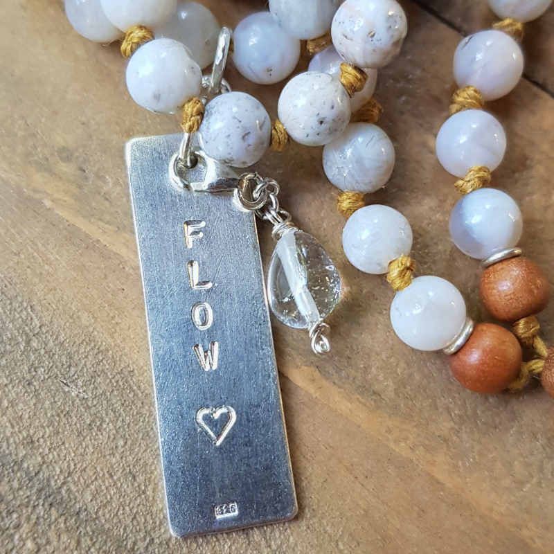 Mala halsband bambuagat, detaljbild silverberlock Flow
