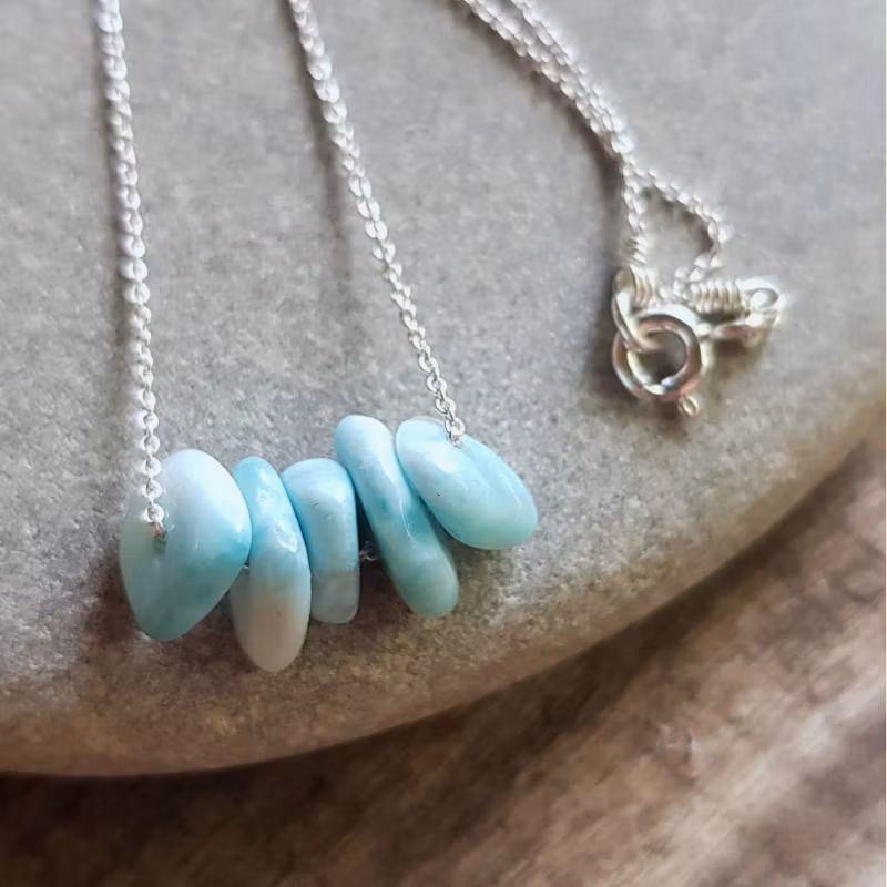 Silverhalsband Seaside Lullaby pebbles, stenarna skiftar naturligt i dess nyanser