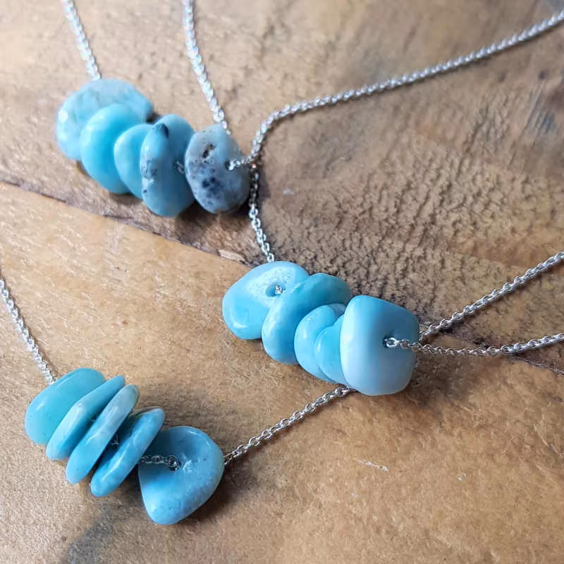 Silverhalsband Seaside Lullaby pebbles, är något ljusare i nyansen i verkligheten