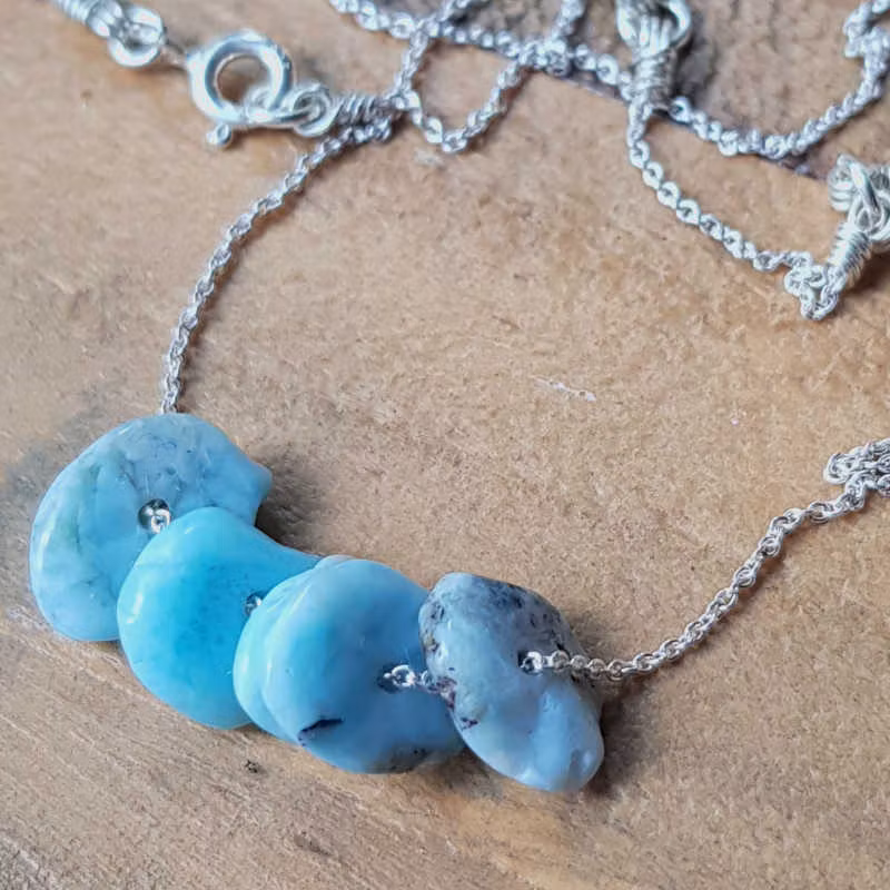Silverhalsband Seaside Lullaby pebbles, något ljusare turkos nyans i verkligheten.
