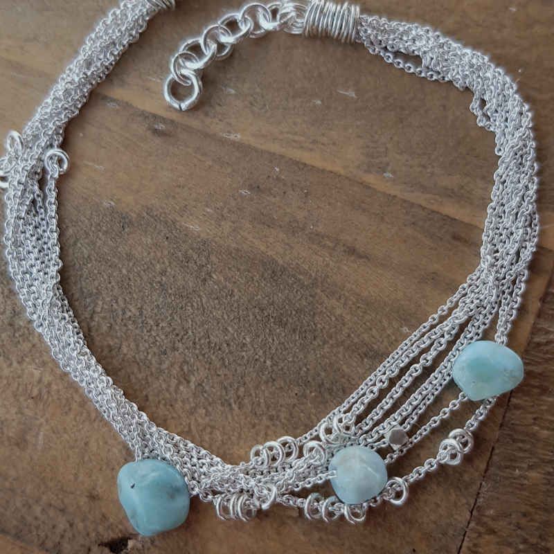 Silverarmband Seaside Lullaby, storleken kan anpassas något då  armbandet avslutas med fyra hamrade silveröglor.