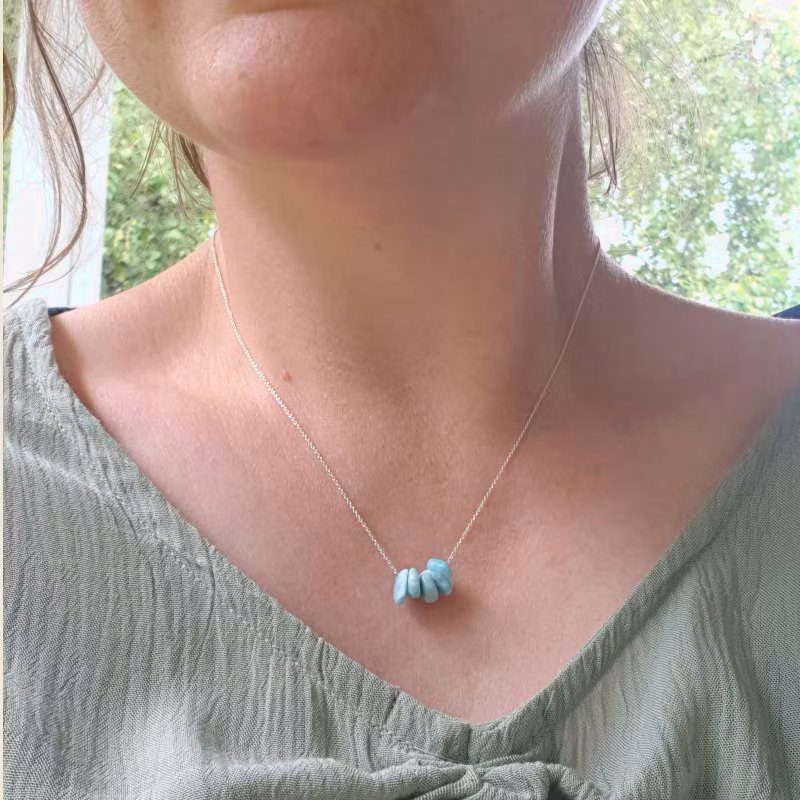 Silverhalsband Seaside Lullaby pebbles, ett kortare silverhalsband som passar till många olika outfits.