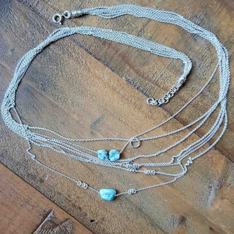 Silverhalsband Seaside Lullaby tangle, med massor av skira silverkedjor & härliga detaljer!