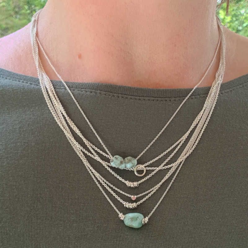 Silverhalsband Seaside Lullaby tangle, kortare silverhalsband i många lager.