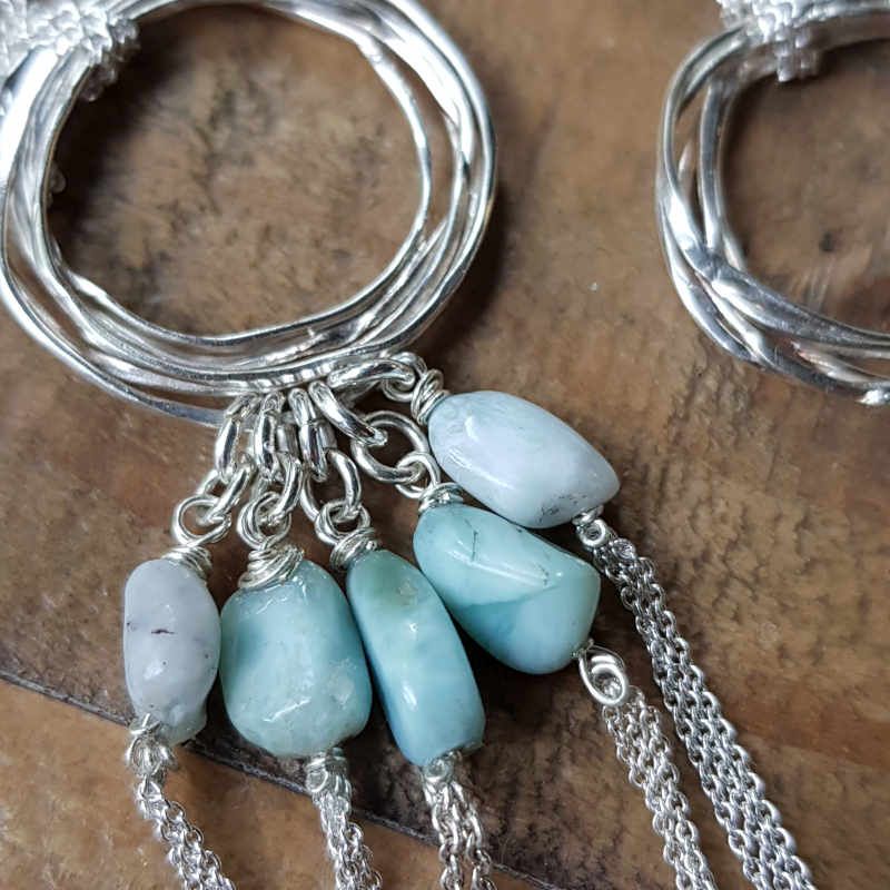 Silverhalsband Dreamcather 2; fem handgjorda berlocker med härliga små stenar av larimar