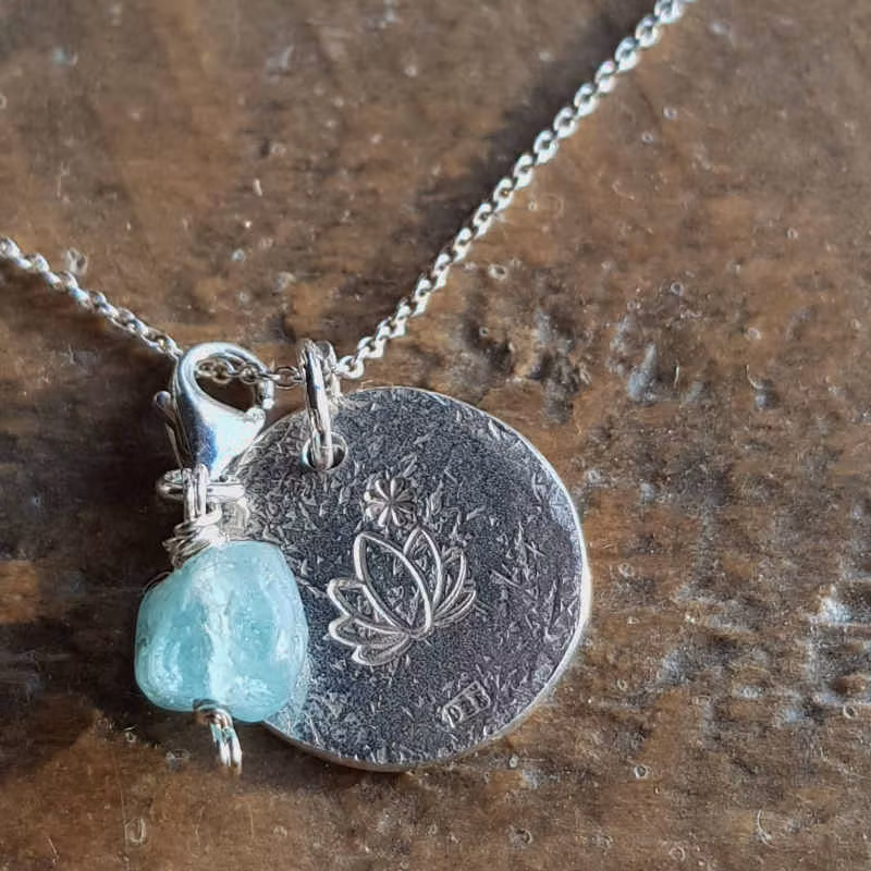 Kristsallberlock ljus apatit & silverhalsband Lotus