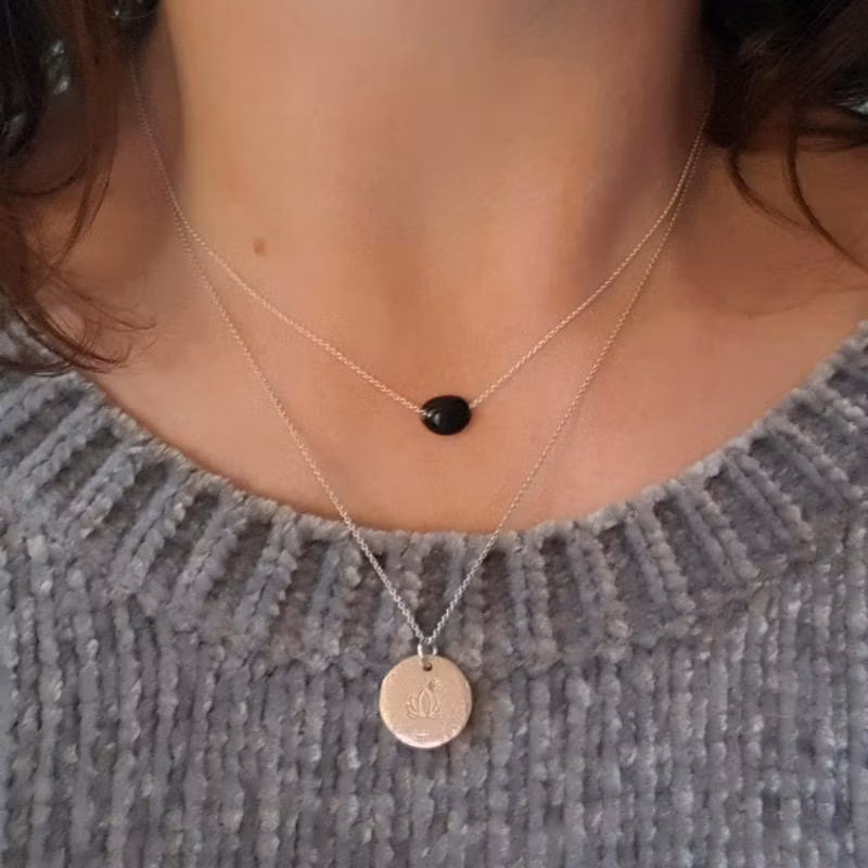 Silverhalsband Tiny pebbles onyx tillsammans med silverhalsband Lotus