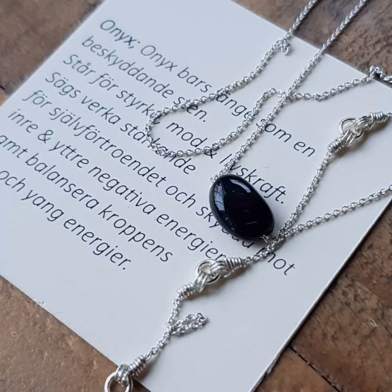 Till varje halsband hör ett kort där stenens sagda egenskaper står beskrivna.