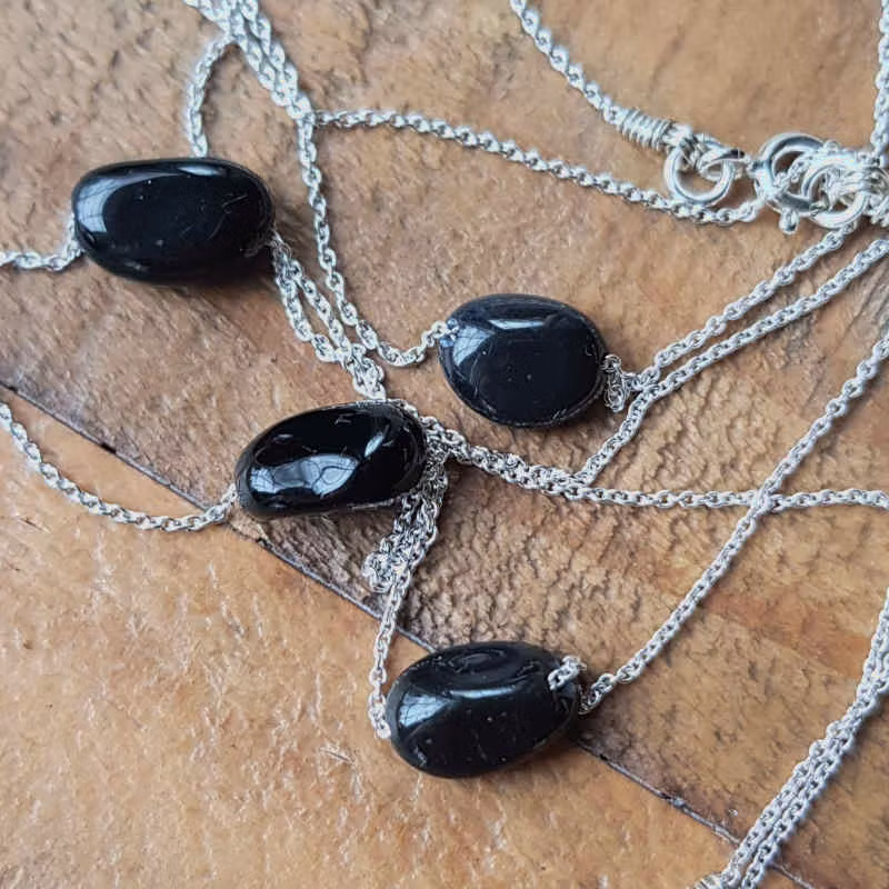 Silverhalsband Tiny pebbles onyx, varje sten har sitt eget unika uttryck.
