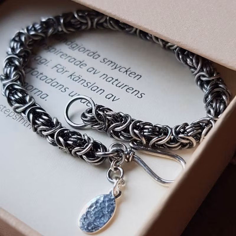 Handgjort silverarmband, länkarmband med liten hamrad silverberlock.