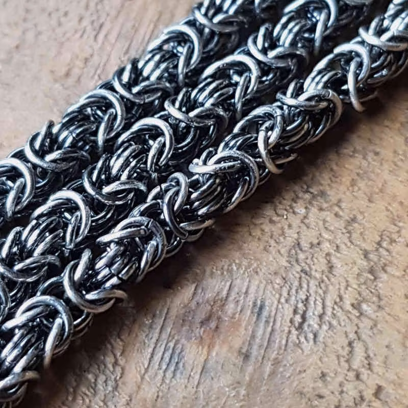 Detaljbild silverarmband länkar, ett genuint hantverk från grunden.