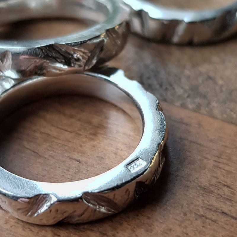 Varje silverring är stämplad med äkthetsstämpel för silver.