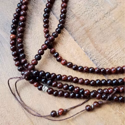 Långt halsband mörk sandelträ