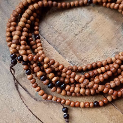 Långt halsband Ljus & mörk sandelträ
