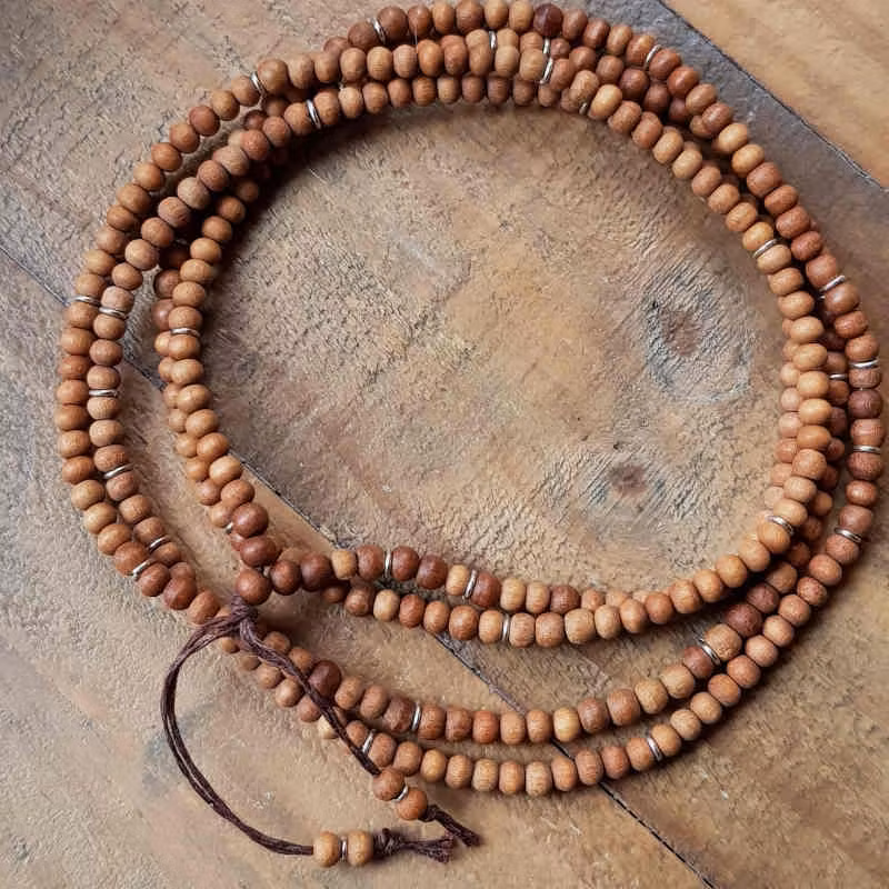 Långt halsband med fina små pärlor av ljus sandelträ