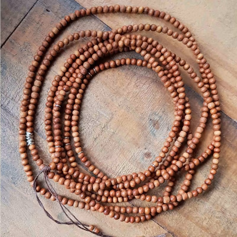 Långt halsband med pärlor av ljus sandelträ & handgjorda silverdetaljer