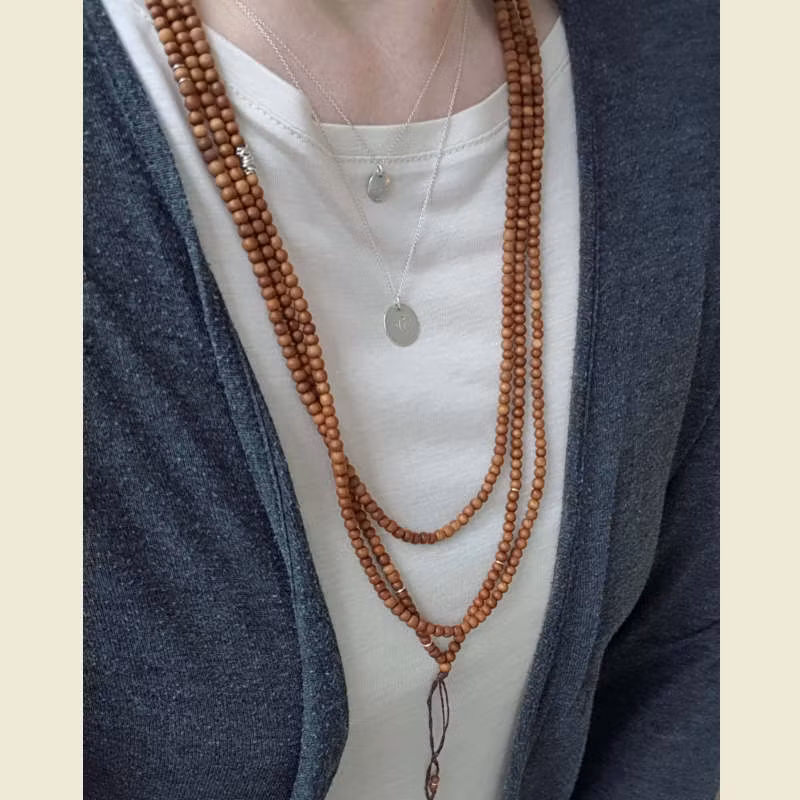 Halsbandet buret virat tre varv, här tillsammans med silverhalsband Lotus & silverhalsband La Luna grace.