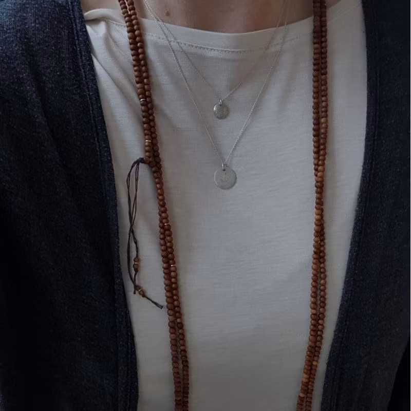 Det långa halsbandet buret virat två varv, här tillsammans med silverhalsband Lotus & silverhalsband La Luna grace.